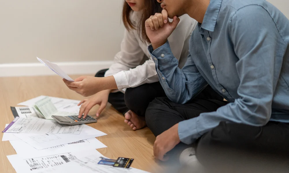 two people discussing finance